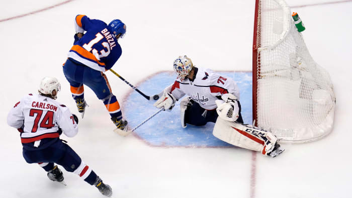 mat-barzal-scores-capitals